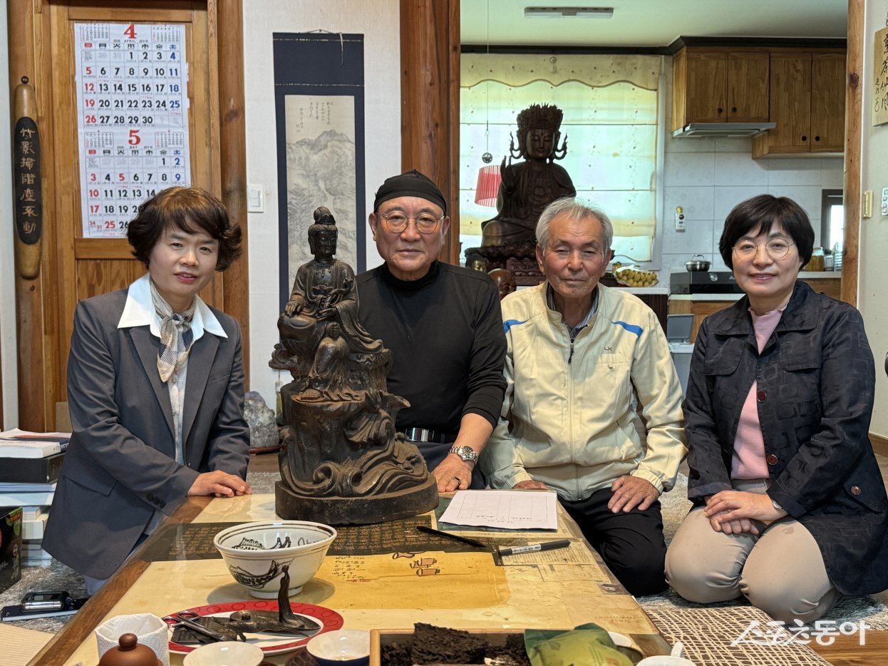 2026년 신규 기증자(가운데 두 명)와 박물관 관계자가 기념촬영을 하고 있다. 사진제공=고흥군