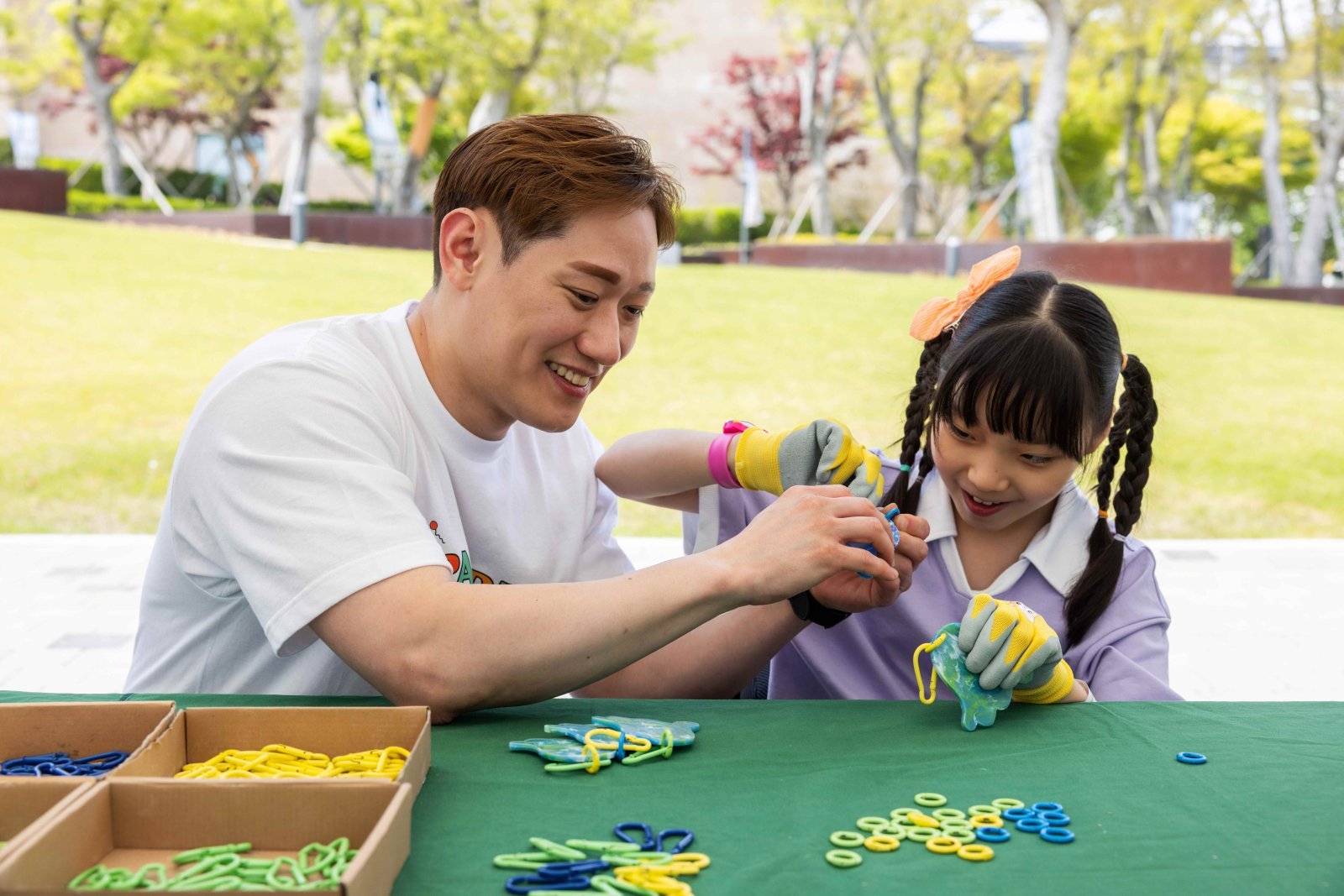 2024 아이소리 페스티벌에서 업사이클링 키링 체험을 하고 있는 참석자                사진제공 ｜파라다이스복지재단