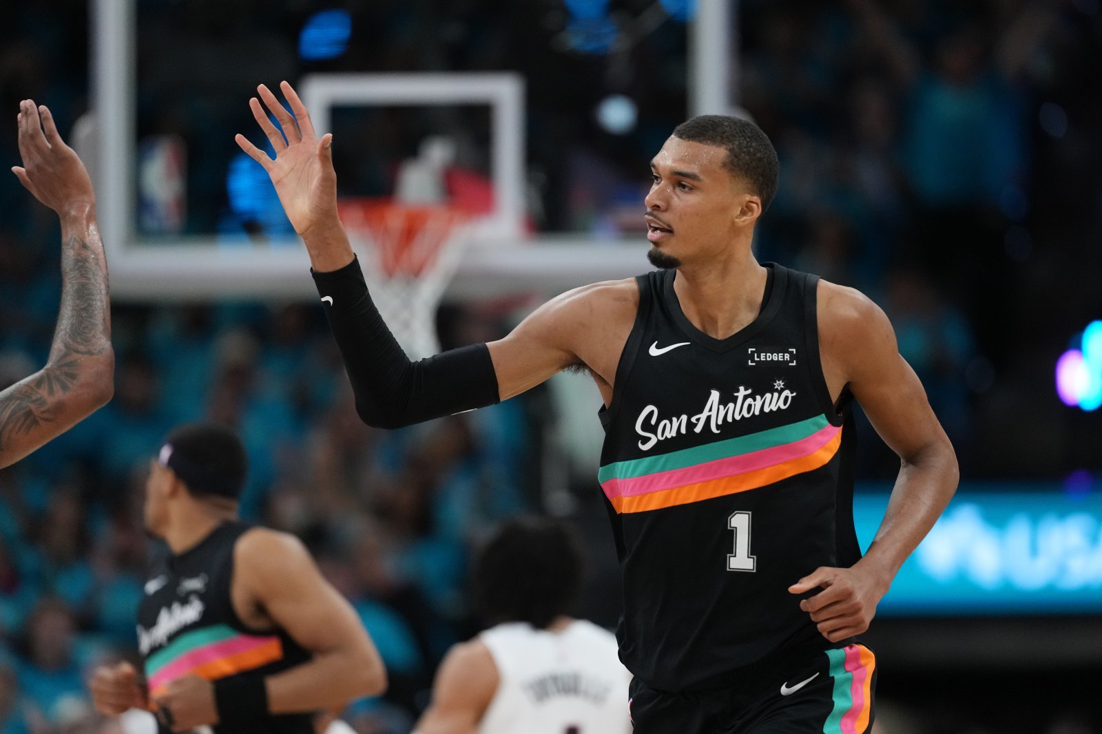 ‘33분 뛰고 35점’ NBA PO 데뷔전서 맹폭격한 ‘외계인’ 웸반야마…7년만의 PO서 완승 거둔 샌안토니오 챔피언 후보 자격 증명!