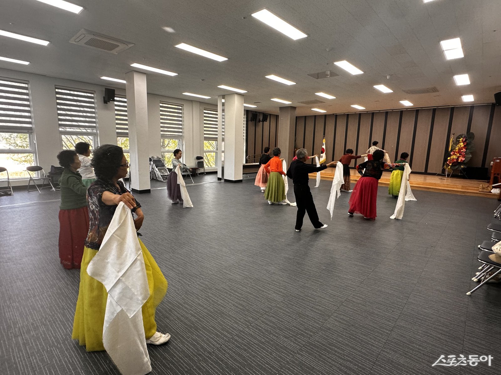 영암군 노인복지관이 어르신들의 활기찬 노후생활을 지원하기 위해 ‘2026년 제2기 교육’ 수강생을 모집한다. 사진제공 I 영암군