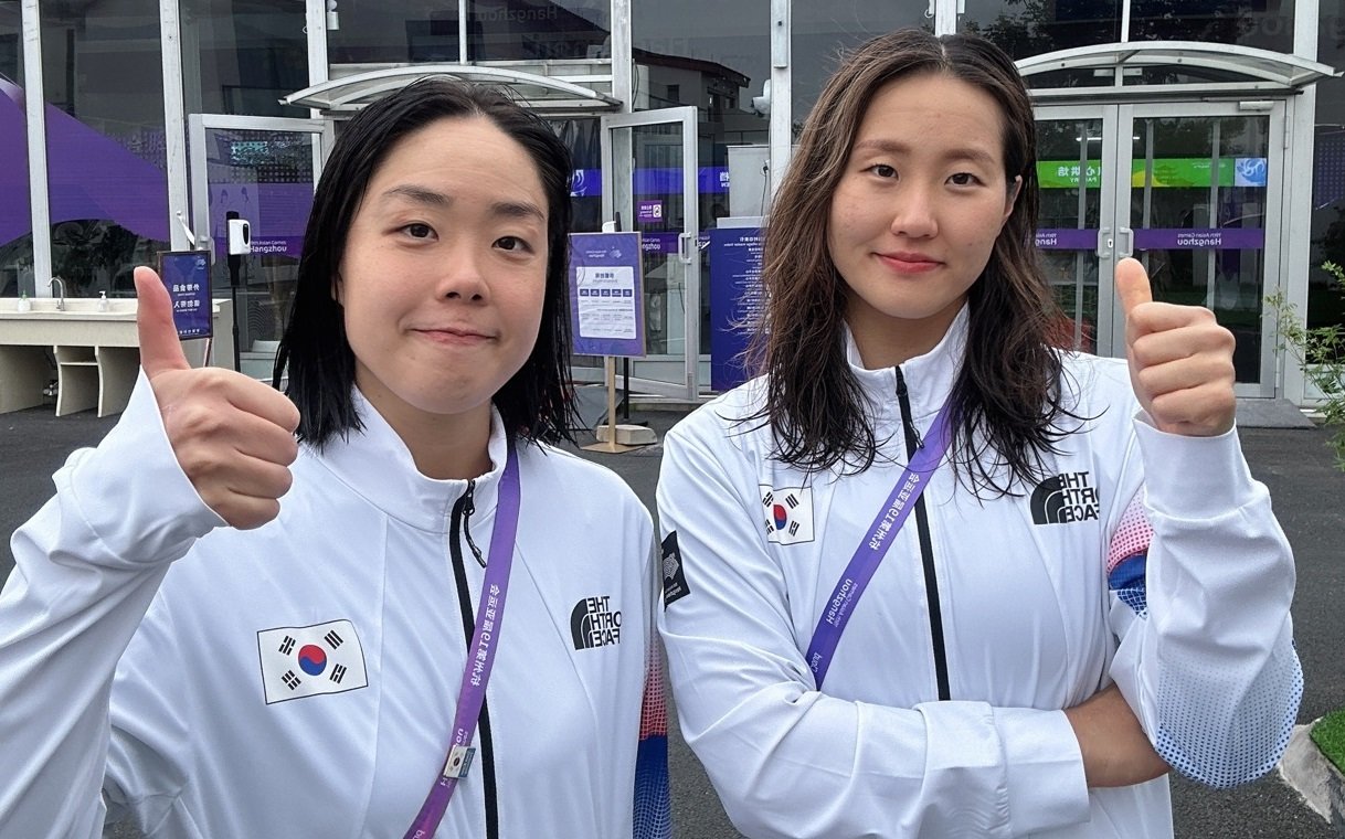 이해림(왼쪽)은 20일 경북 김천실내수영장에서 열린 제98회 동아수영대회 마지막 날 여자 일반부 자유형 800m 결선에서 9분03초72이 기록으로 금메달을 목에 걸었다. 사진은 2022항저우아시안게임 오픈워터스위밍 출전에 앞서 대표팀 동료 이정민과 기념촬영한 모습. 사진제공│대한수영연맹