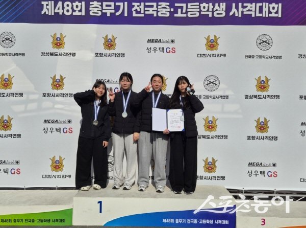 제48회 충무기 전국중·고등학생 사격대회서 입상한 경북체육중고 선수들이 기념 촬영을 하고 있다.  사진제공 ㅣ  포항시
