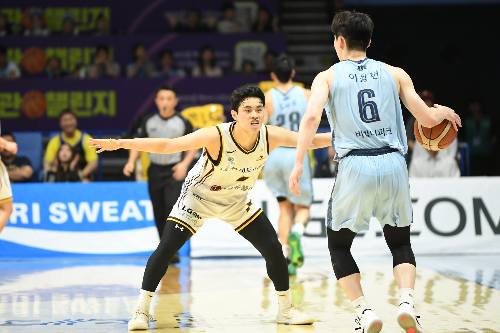 LG 유기상(왼쪽)과 소노 이정현은 4강 PO서 치열한 백코트 경쟁을 펼친다. 사진제공｜KBL 