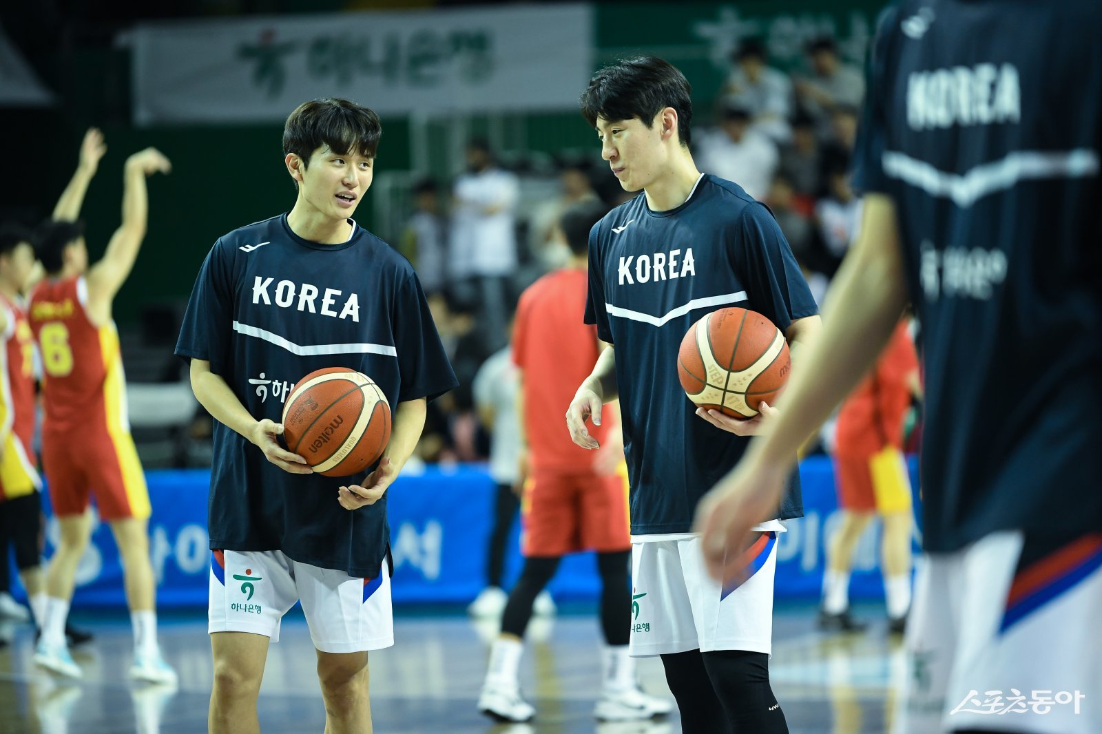 남자농구대표팀 훈련 도중 이야기를 나누는 양준석(왼쪽)과 이정현 사진제공｜KBL