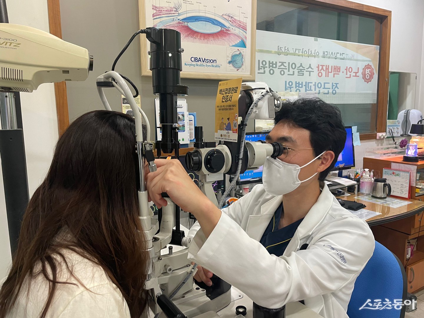 정근안과병원 장영준 원장이 진료를 보고 있다. 사진제공=정근안과병원
