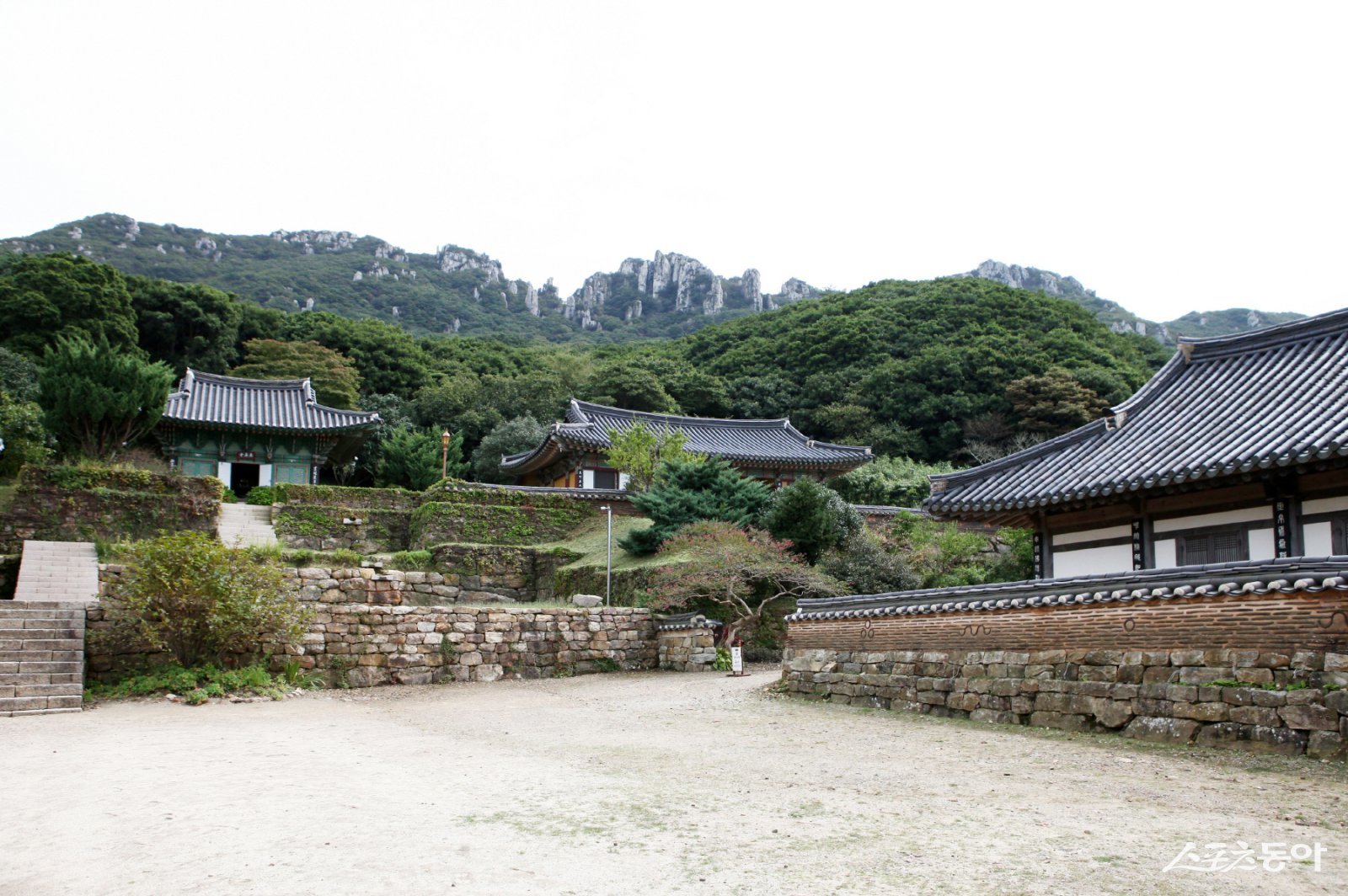 전라남도가 봄철 행락기와 부처님오신날을 전후해 사찰 방문객이 늘 것에 대비해 5월 15일까지 사찰·향교 등 문화유산 56개소의 안전점검에 나선다. 사진제공 I 전라남도