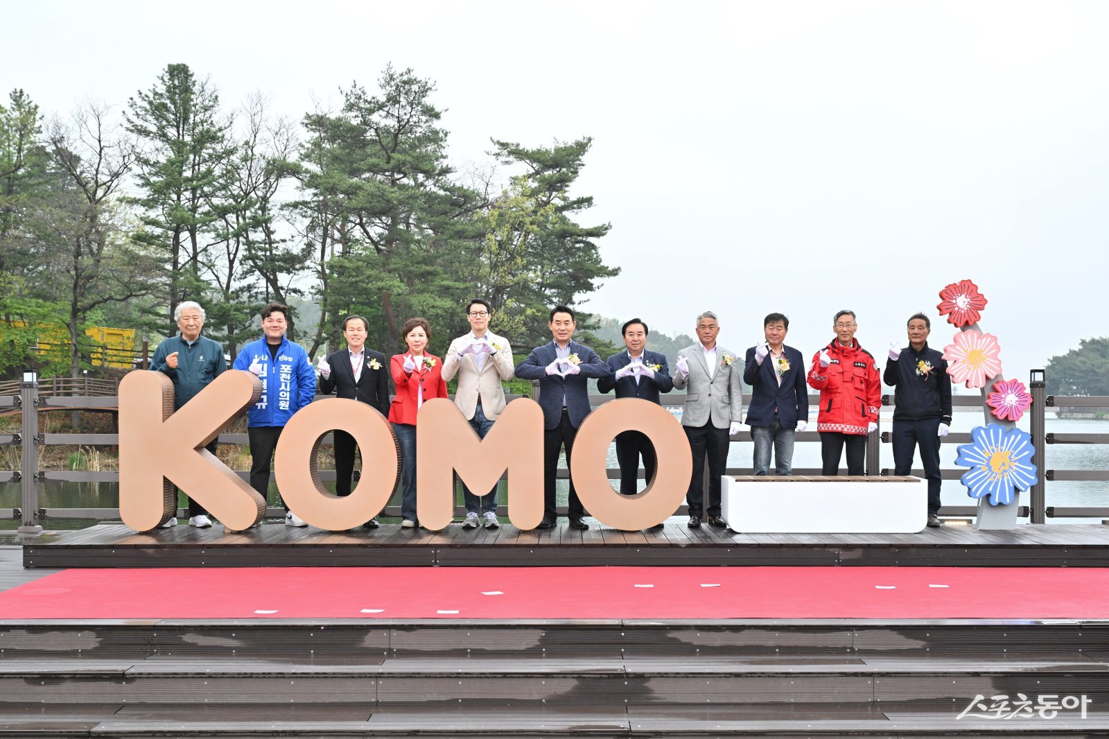 백영현 시장(가운데)이 20일 고모호수공원 광장에서 ‘고모호수공원 리뉴얼 사업 준공식’을 개최하고 있다. 사진제공ㅣ포천시 