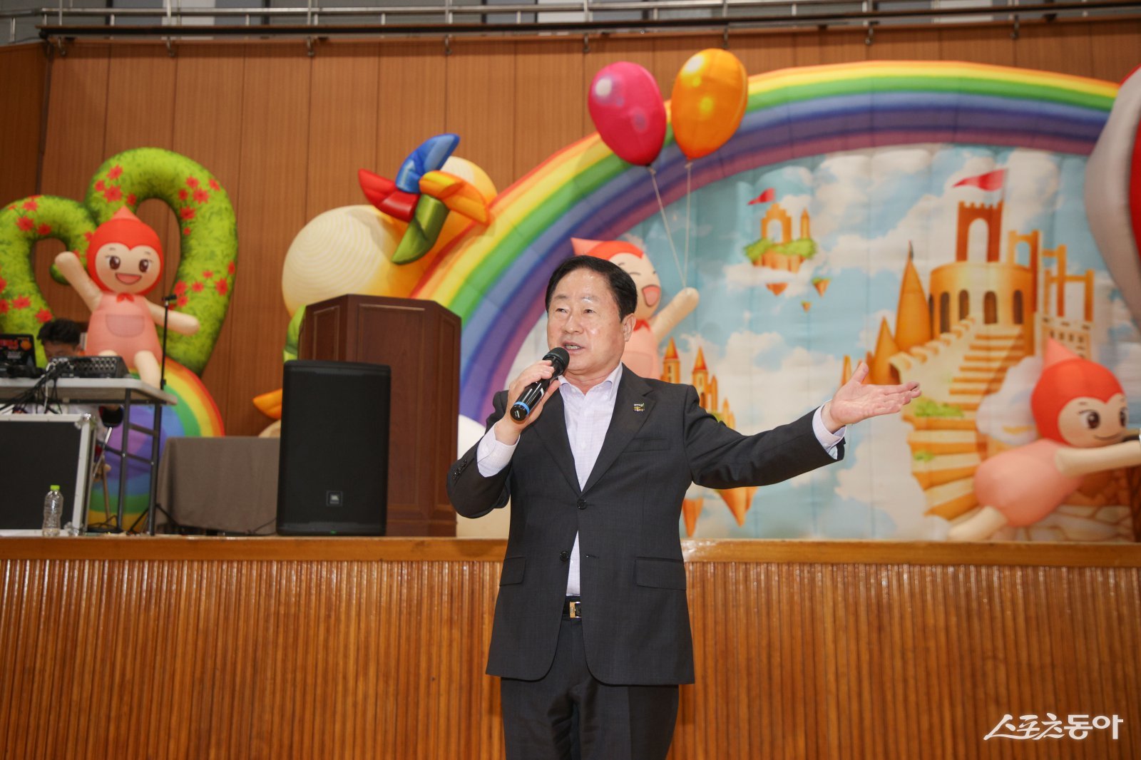 주광덕 시장은 지난 18일 금곡실내체육관에서 남양주시돌봄연합회가 지역아동센터 어린이 운동회에서 축하를 하고 있다. 사진제공ㅣ남양주시 