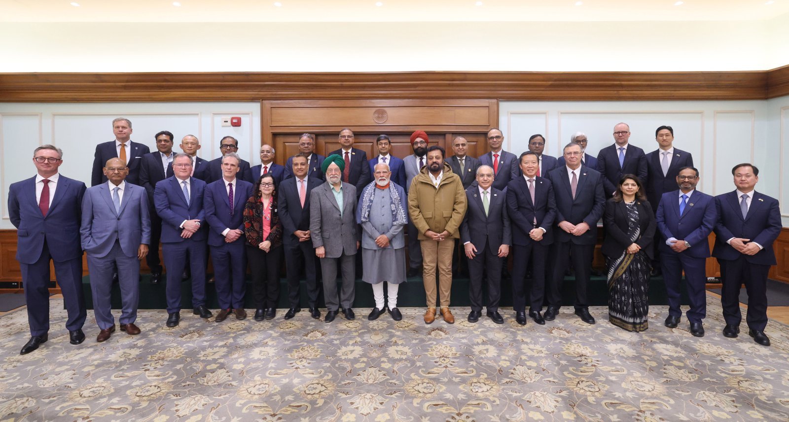 1월 인도 뉴델리 총리 관저에서 ‘글로벌 에너지 리더 라운드테이블’이 개최됐다. HD현대 정기선 회장(뒷줄 맨 오른쪽)과 HD한국조선해양 김형관 대표(앞줄 맨 오른쪽)는 국내 기업인 중 유일하게 인도 나렌드라 모디 총리의 초청을 받아 행사에 참석했다. 사진 출처 : 인도 총리실 홈페이지 발췌