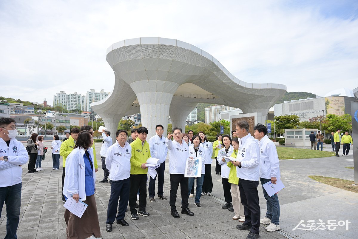 여수시 정현구 권한대행을 비롯한 각 국·소·단장 9명 등이  지난 19일 여수세계박람회장 일원에서 ‘유엔기후변화협약 제3차 기후주간 및 녹색대전환 국제주간’ 현장 점검을 실시했다. 사진제공=여수시