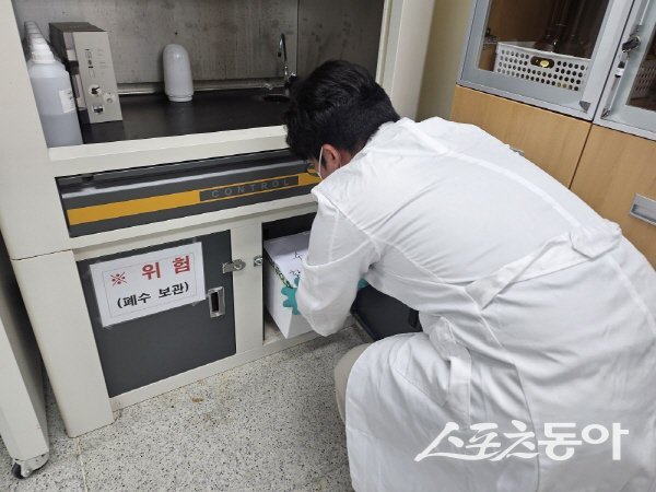 경상북도교육청이 경북하이테크고에서  수은 폐기물을 수거하고 있다.  사진제공 ㅣ 경북교육청