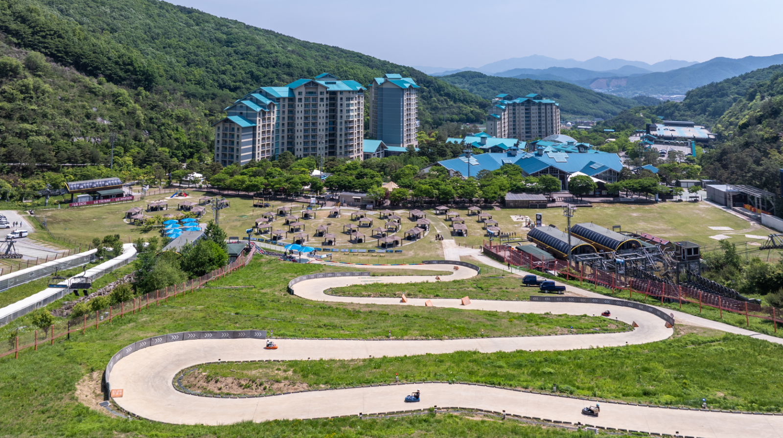 곤지암리조트가 5월 가정의 달을 앞두고 ‘루지 360’과 ‘곤돌라 하늘공원’을 4월 24일부터 순차적으로 개장한다