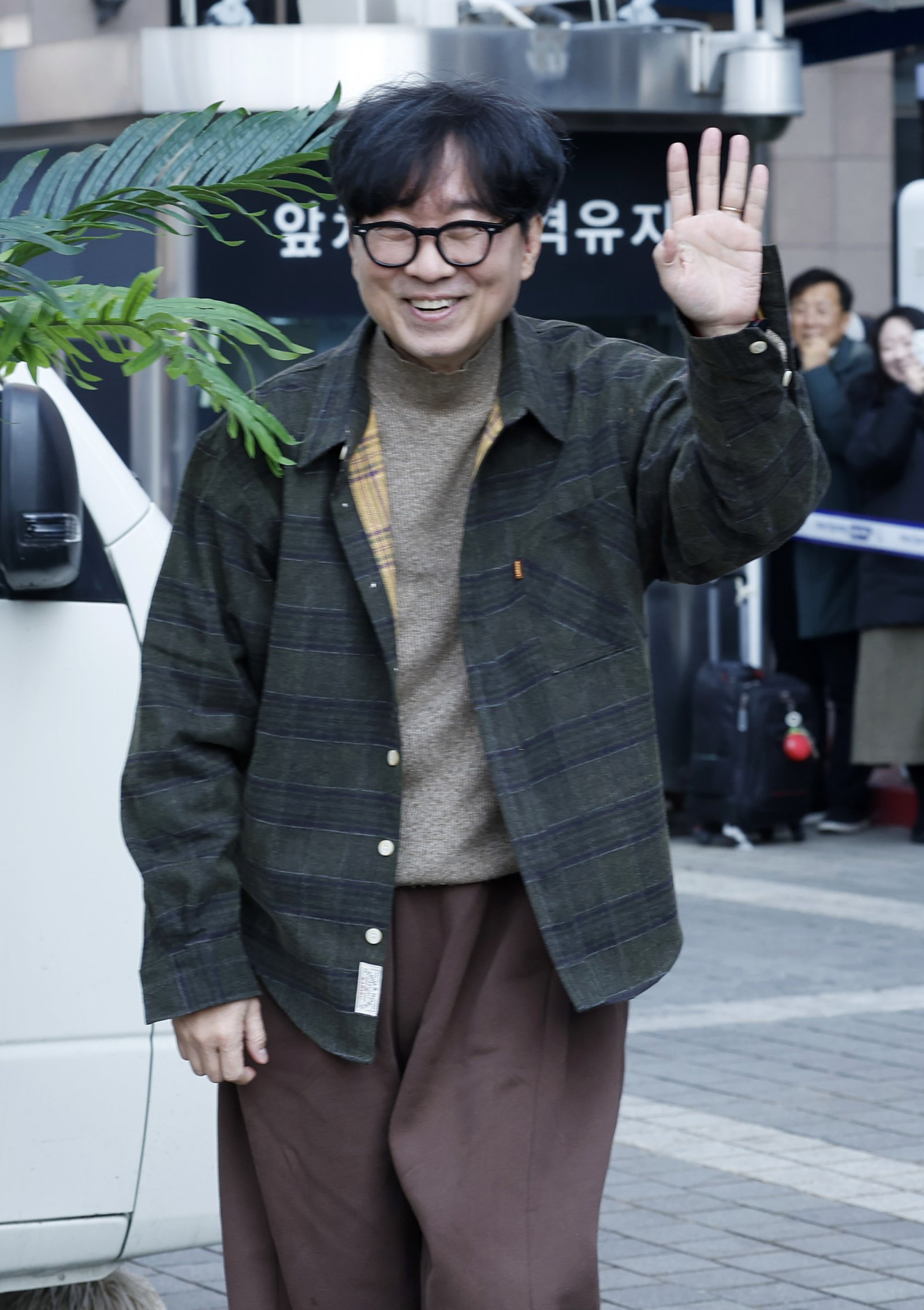 [서울=뉴시스] 김혜진 기자 = ‘천만 감독’ 장항준 감독이 12일 오후 서울 중구 프레스센터 앞 광장에서 영화 ‘왕과 사는 남자’ 흥행 감사 커피차 이벤트를 진행하고 있다.  ‘왕과 사는 남자’는 개봉 36일째인 어제(11일) 관객수 1200만명을 넘어섰다. 이로써 ‘파묘’(1191만4869명)를 꺾고 역대 박스오피스 20위에 안착했다. 2026.03.12. jini@newsis.com