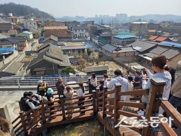 영주시 ‘굿모닝! 관사골’ 로컬브랜딩 스토리워킹 행사를 하고 있는 시민들의 모습. 사진제공ㅣ영주시