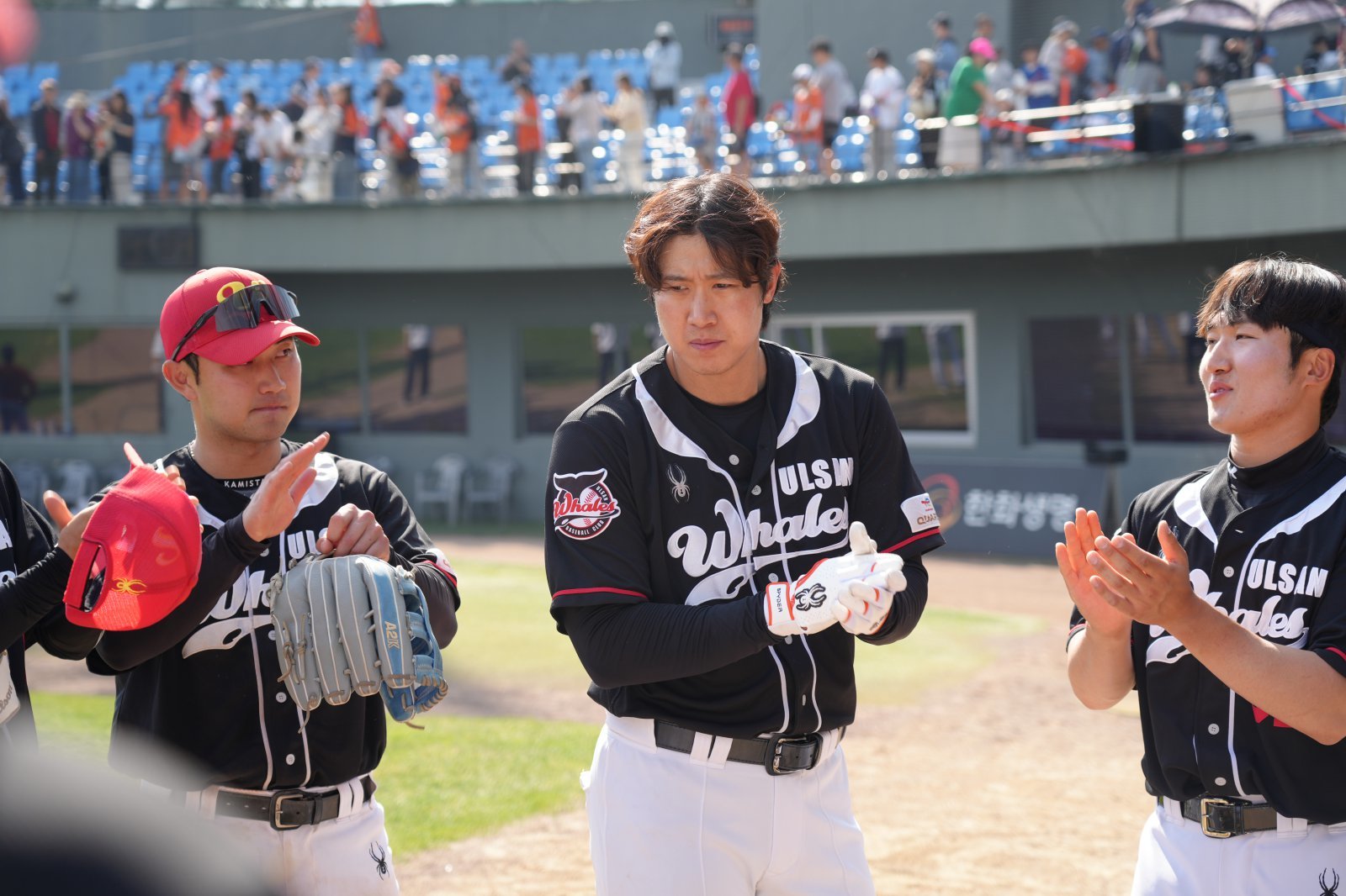 웨일즈 김동엽이 20일 서산 한화 퓨처스팀과 경기서 홈런을 친 뒤 동료와 세리머니를 하고 있다. 사진제공｜울산 웨일즈