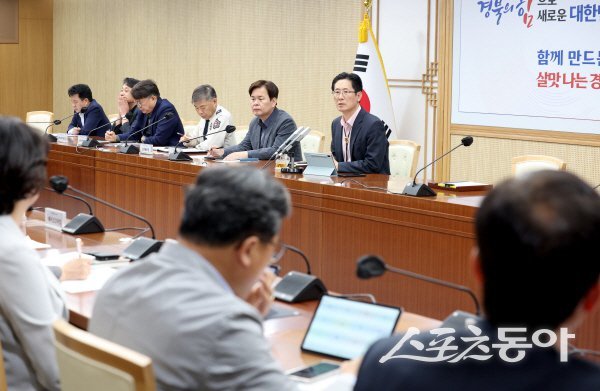 황명석 경북도지사 권한대행이 ‘저출생과 전쟁’ 120대 실행과제 추진 상황 점검회의를 주재하고 있다.  사진제공 ㅣ  경북도