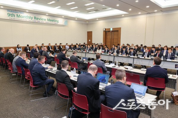 한국수력원자력이 체코 발주사 EDU II 사장을 비롯한 체코 산업통상부 원전실장 등 약 40명의 주요 인사들과 합동 점검회의를 진행하고 있다. 사진제공 ㅣ 한수원