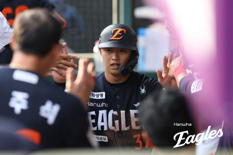 한화 이원석(가운데)은 타격 접근법을 바꾸며 상승곡선을 그리고 있다. 그는 주어진 기회를 살려 한화의 주전 리드오프로 도약하려고 한다. 사진제공｜한화 이글스