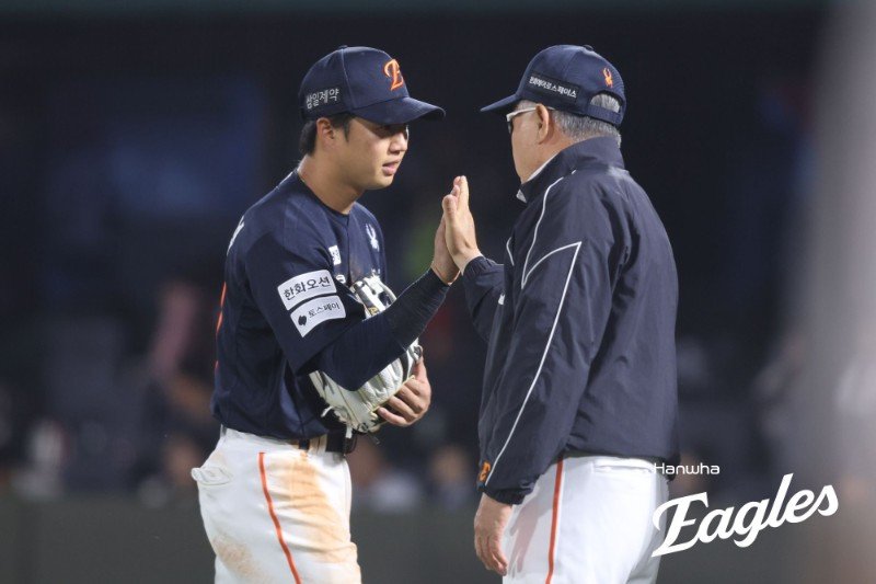 한화 이원석(왼쪽)은 타격 접근법을 바꾸며 상승곡선을 그리고 있다. 그는 주어진 기회를 살려 한화의 주전 리드오프로 도약하려고 한다. 사진제공｜한화 이글스