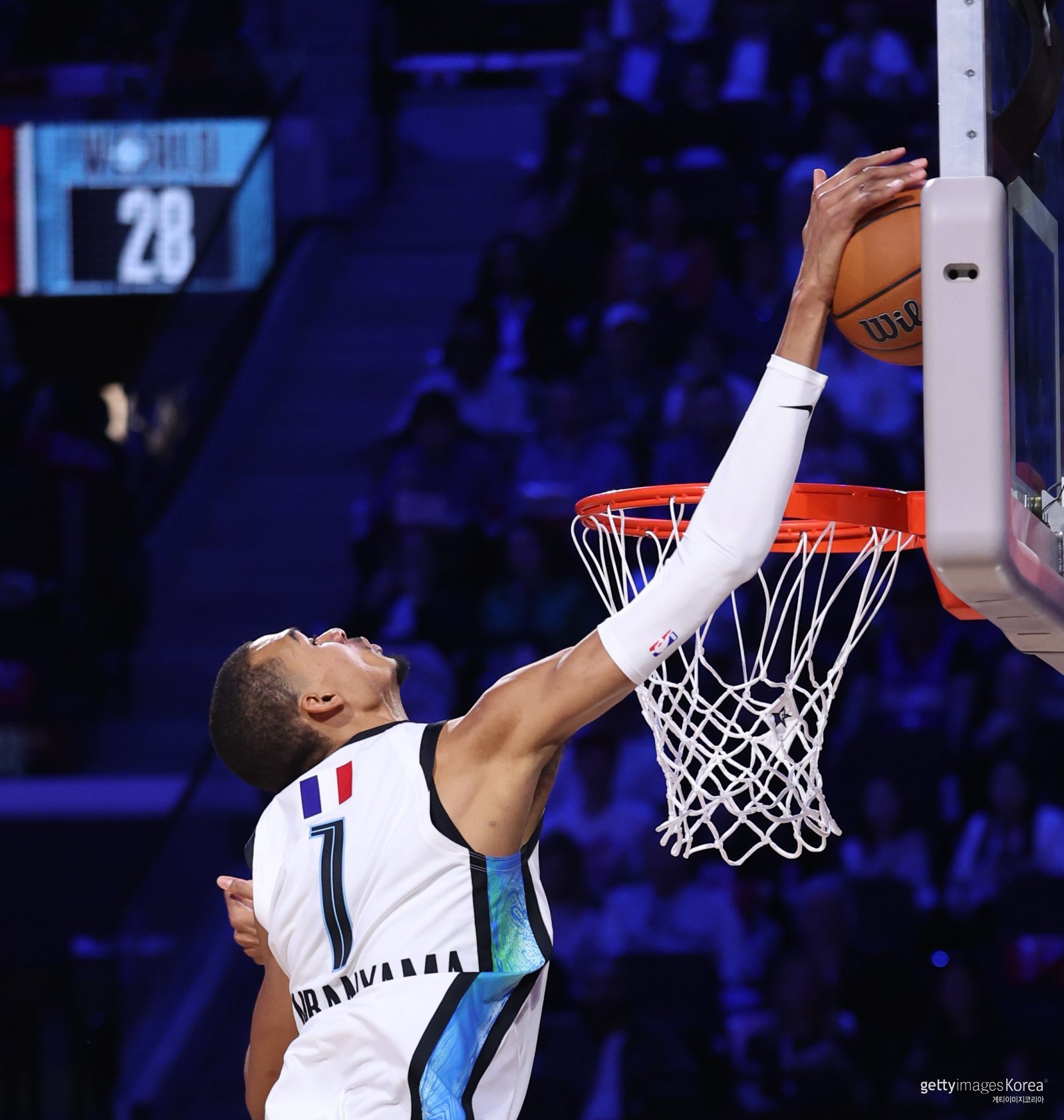 ‘신인류’ 웸반야마, 역대 최초 만장일치-최연소 ‘올해의 수비상’ 수상