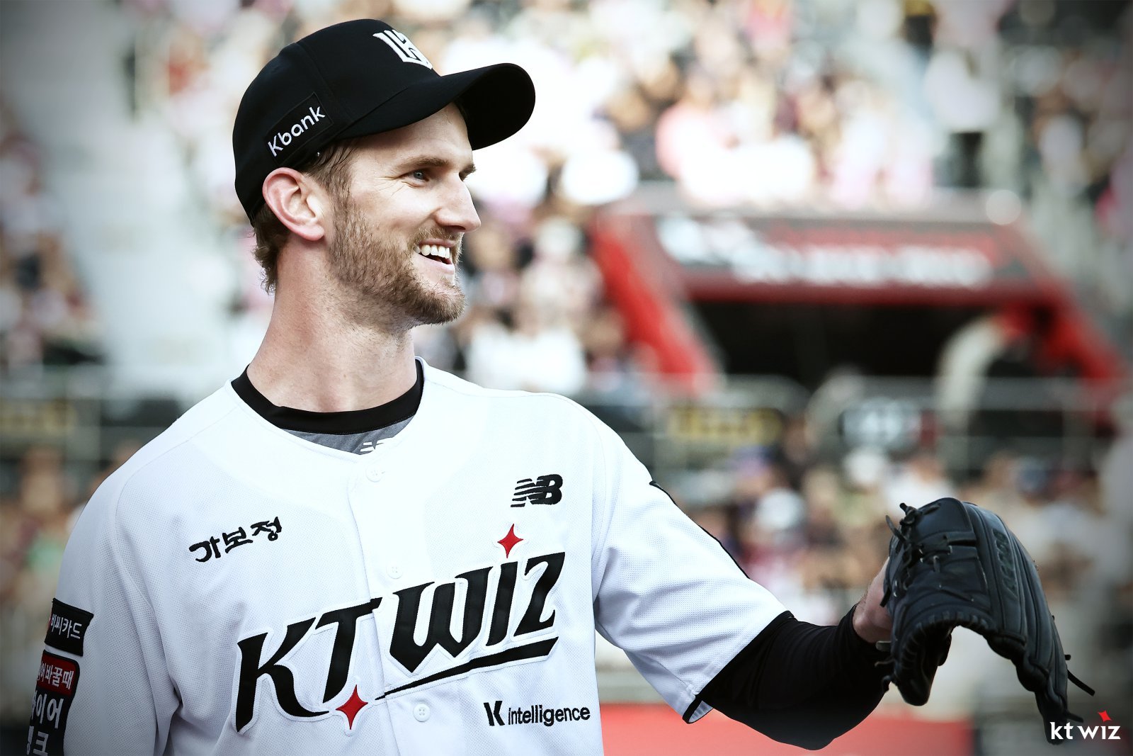 KT 외국인 투수 케일럽 보쉴리가 18일 수원KT위즈파크서 열린 키움전서 역투한 뒤 미소 짓고 있다. 사진제공｜KT 위즈