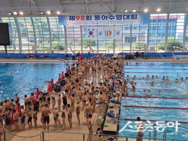김천시가 개최한 ‘제98회 동아수영대회’에 선수들이 참가한 모습. 사진제공ㅣ김천시