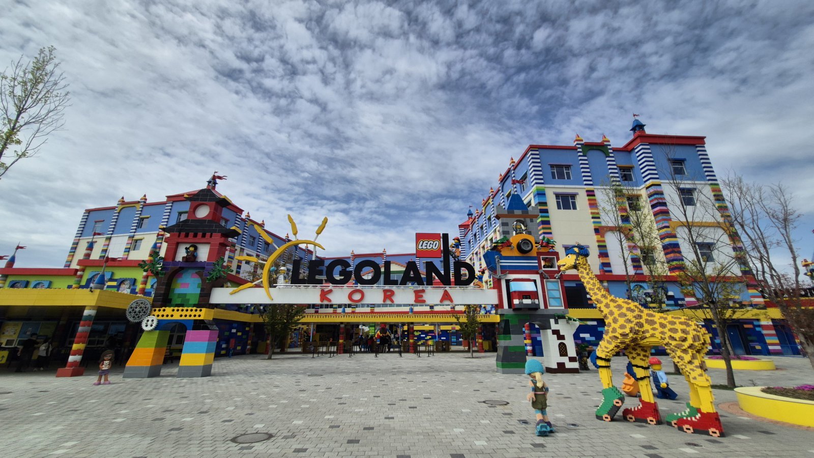 저 멀리 레고랜드의 알록달록한 건물이 보이면서부터 아이들의 천국은 시작된다. 춘천 레고랜드 정문은 아침마다 들뜬 얼굴로 문이 열리기만을 기다리는 인파를 볼 수 있는 장소이기도 하다.    춘천 ｜  양형모 기자