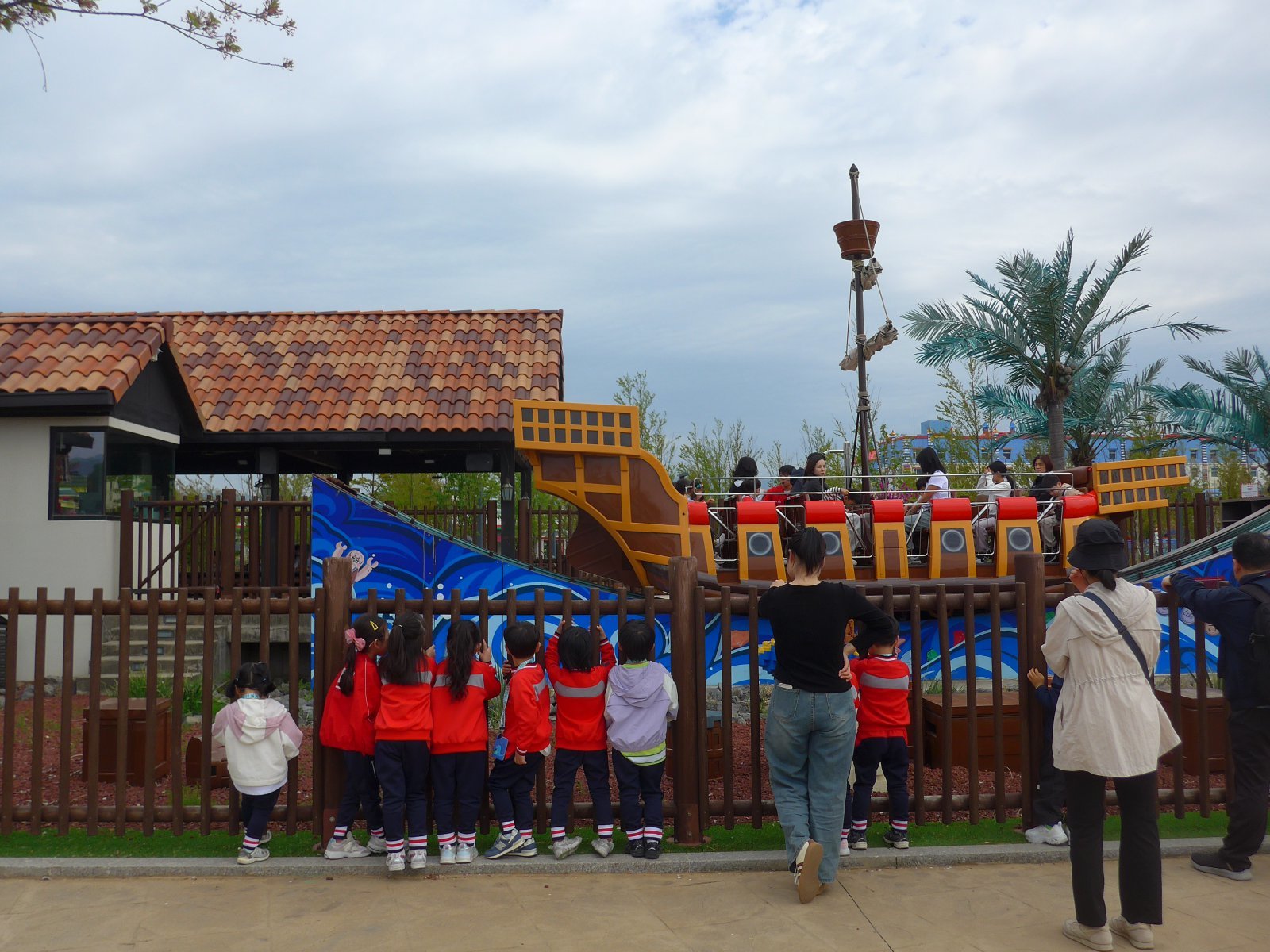 360도 회전하는 바이킹을 구경하고 있는 어린이들의 모습이 귀엽기만 하다.