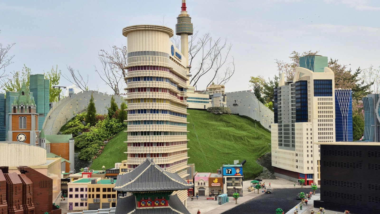 국내외 랜드마크 건축물을 미니어처로 만들어 놓은 미니랜드. 동아미디어센터 뒤로 N서울타워가 보인다.