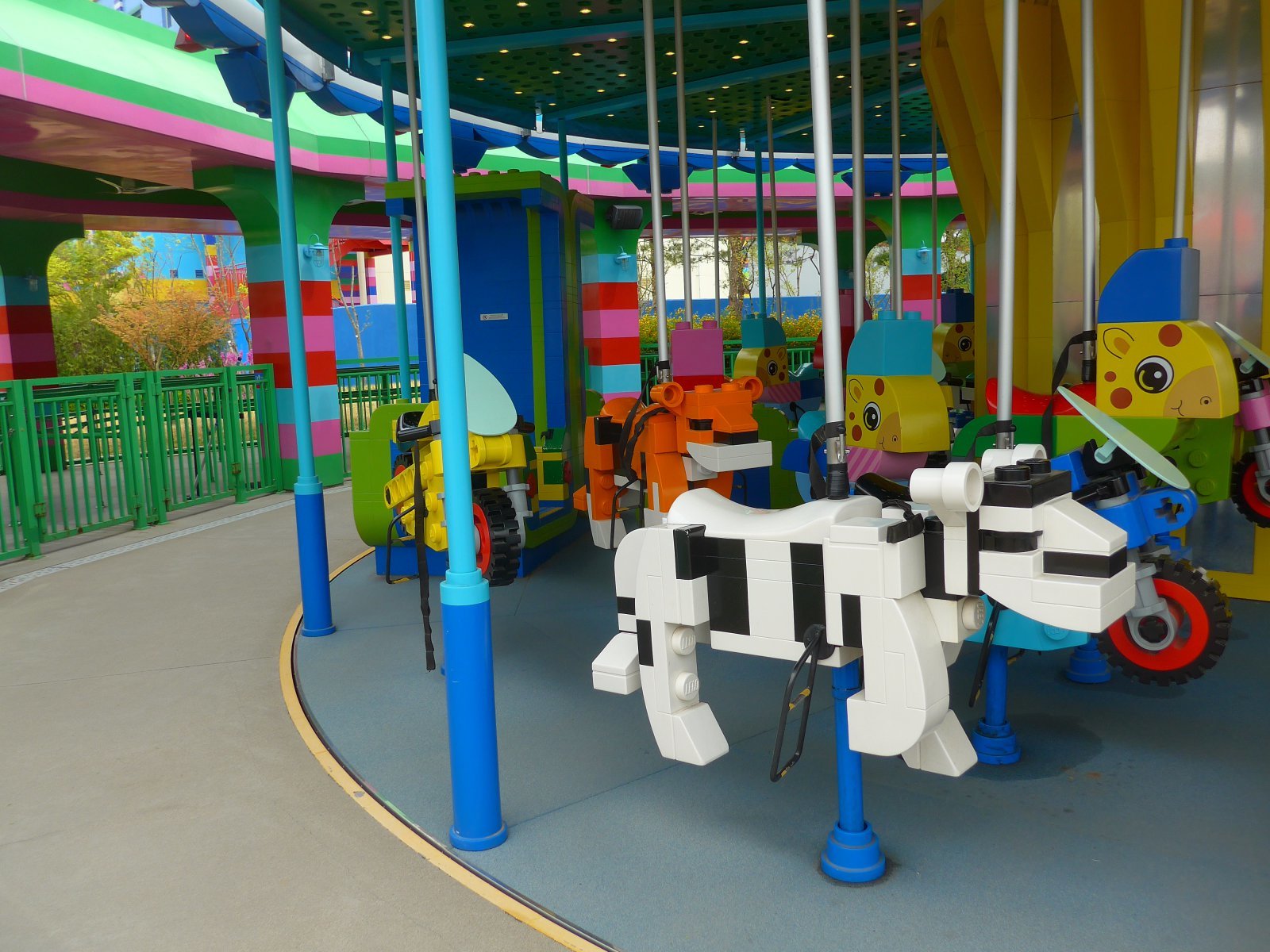 레고랜드는 말 그대로 모든 것이 레고로 만들어진 세상이다. 회전목마조차 레고다.