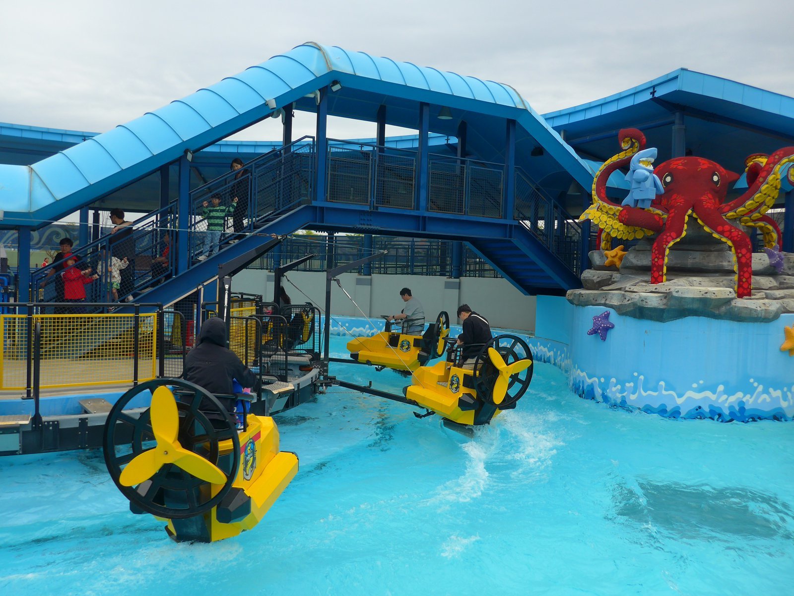 물 위를 신나게 질주하는 웨이브 레이서.