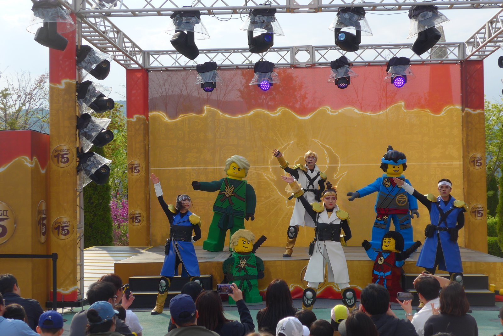 브릭스스트리트 원형광장에서 열리는 댄스파티. 끝나면 캐릭터 배우들과 함께 사진도 찍을 수 있다.