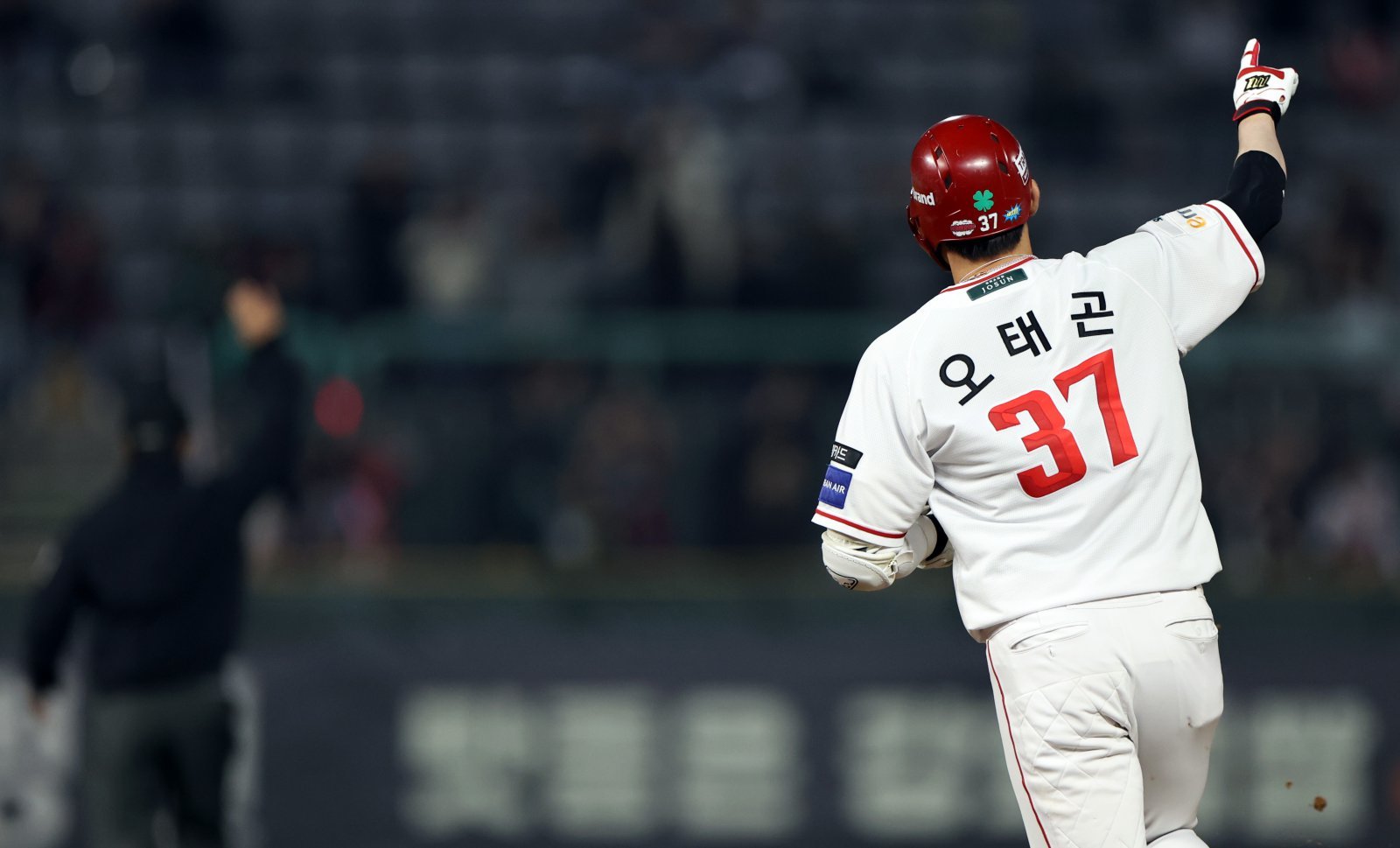 SSG는 척골 골절상을 입고 이탈한 고명준의 대체자로 오태곤을 낙점했다. 뉴시스