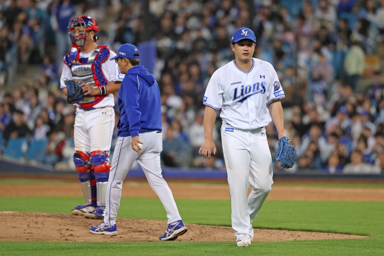 삼성 최원태가 21일 대구 SSG전 4회초 도중 교체되고 있다. 사진제공｜삼성 라이온즈