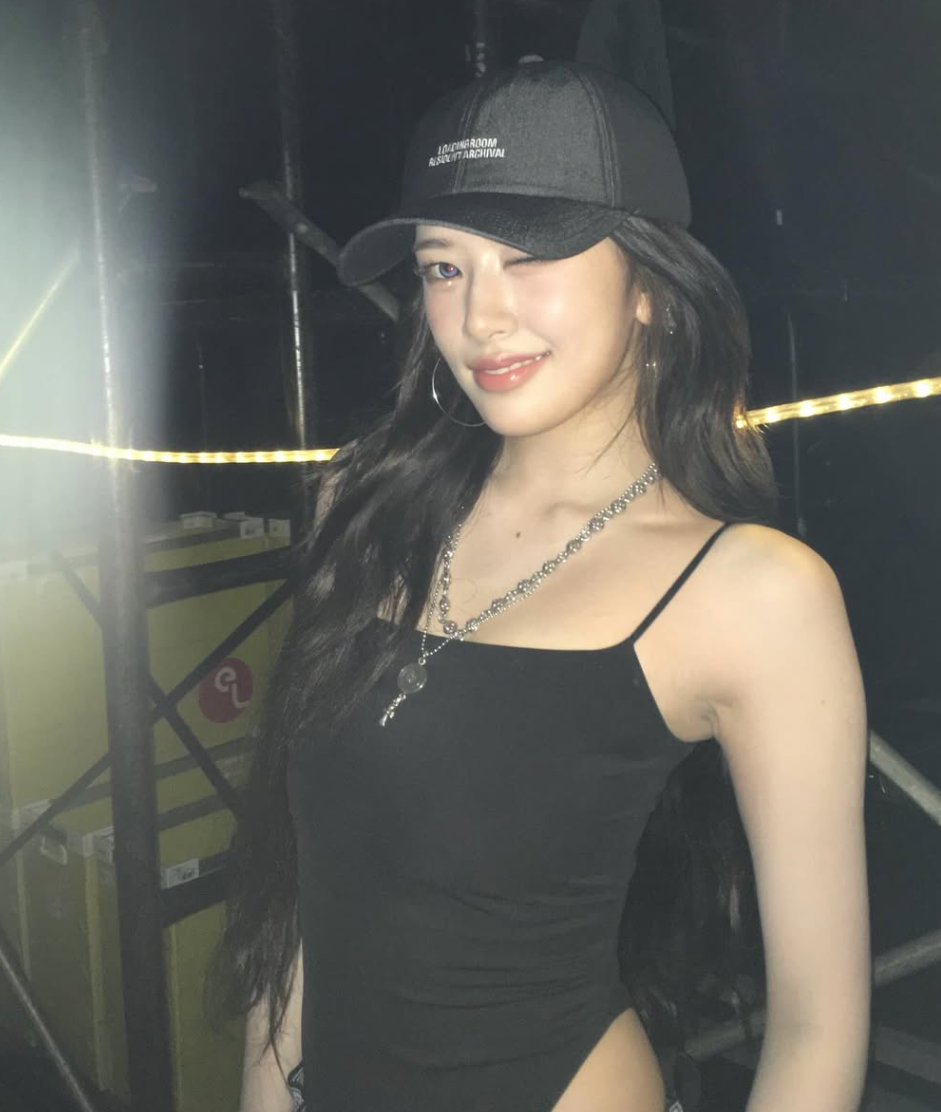 안유진, 교세라돔 뒤흔든 아우라…무대 밖에서도 ‘완벽 비주얼’