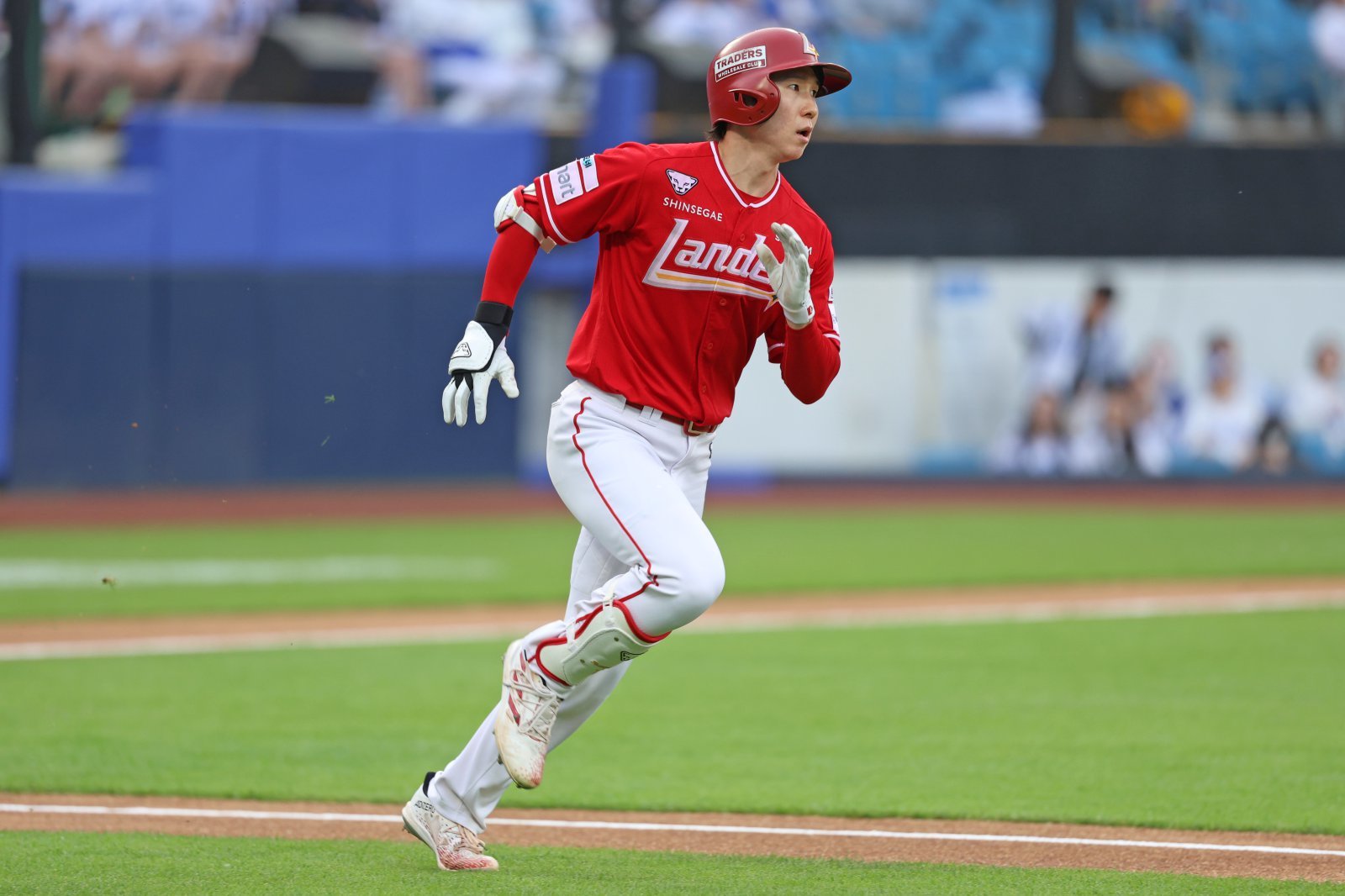 SSG 박성한이 21일 대구 삼성전 1회초 안타로 KBO 개막전 이후 최장 연속 경기 안타 신기록을 써내고 있다. 사진제공｜SSG 랜더스