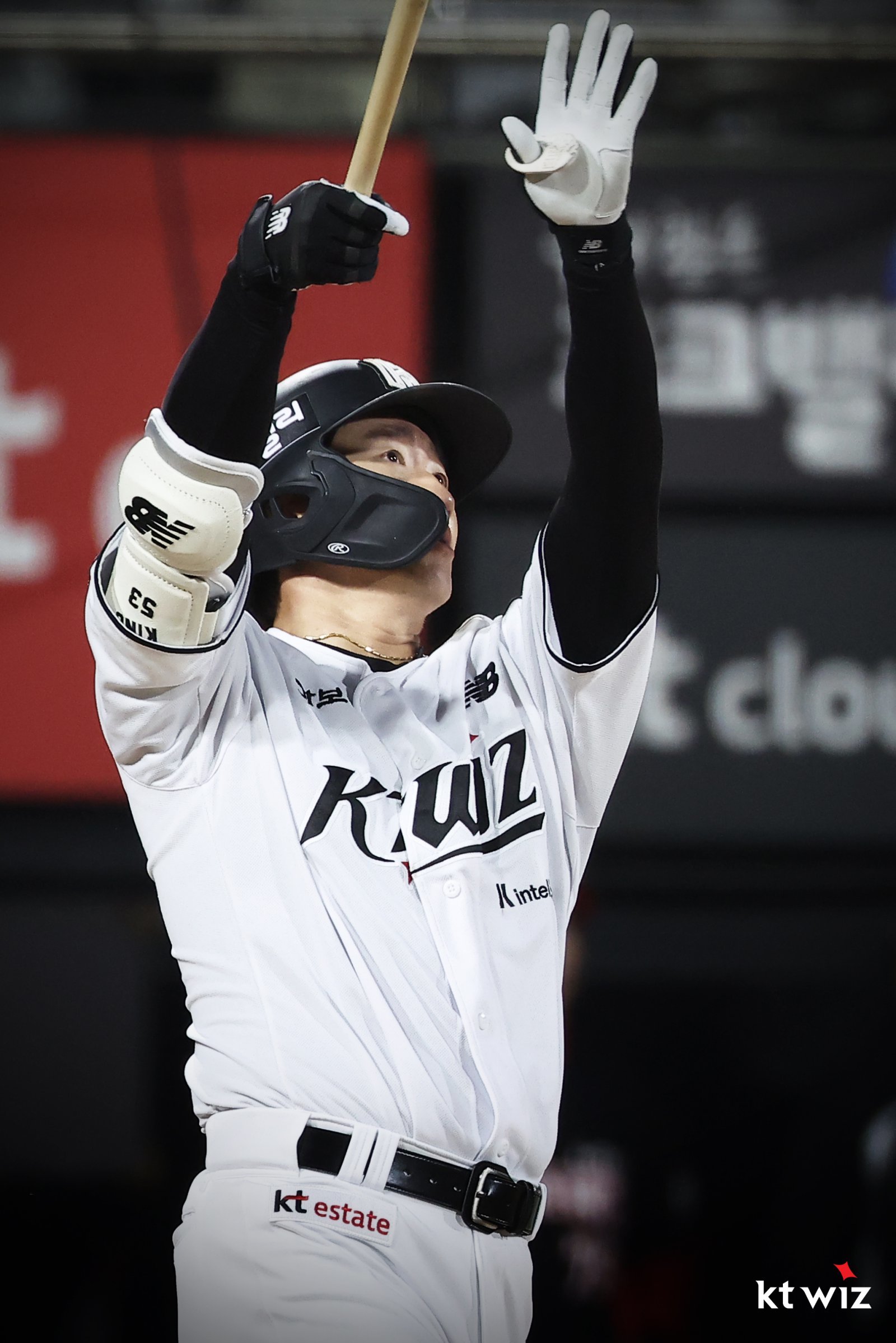 KT 김민혁이 21일 수원KT위즈파크서 열린 KIA전서 끝내기 홈런을 치고 있다. 사진제공｜KT 위즈