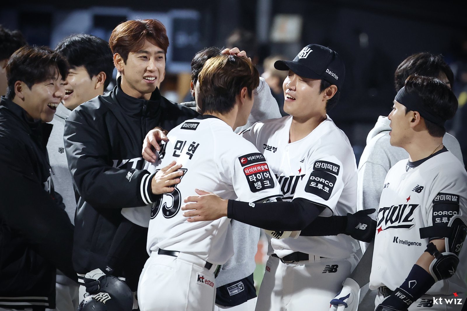KT 김민혁이 21일 수원KT위즈파크서 열린 KIA전서 끝내기 홈런을 친 뒤 동료들의 축하를 받고 있다. 사진제공｜KT 위즈