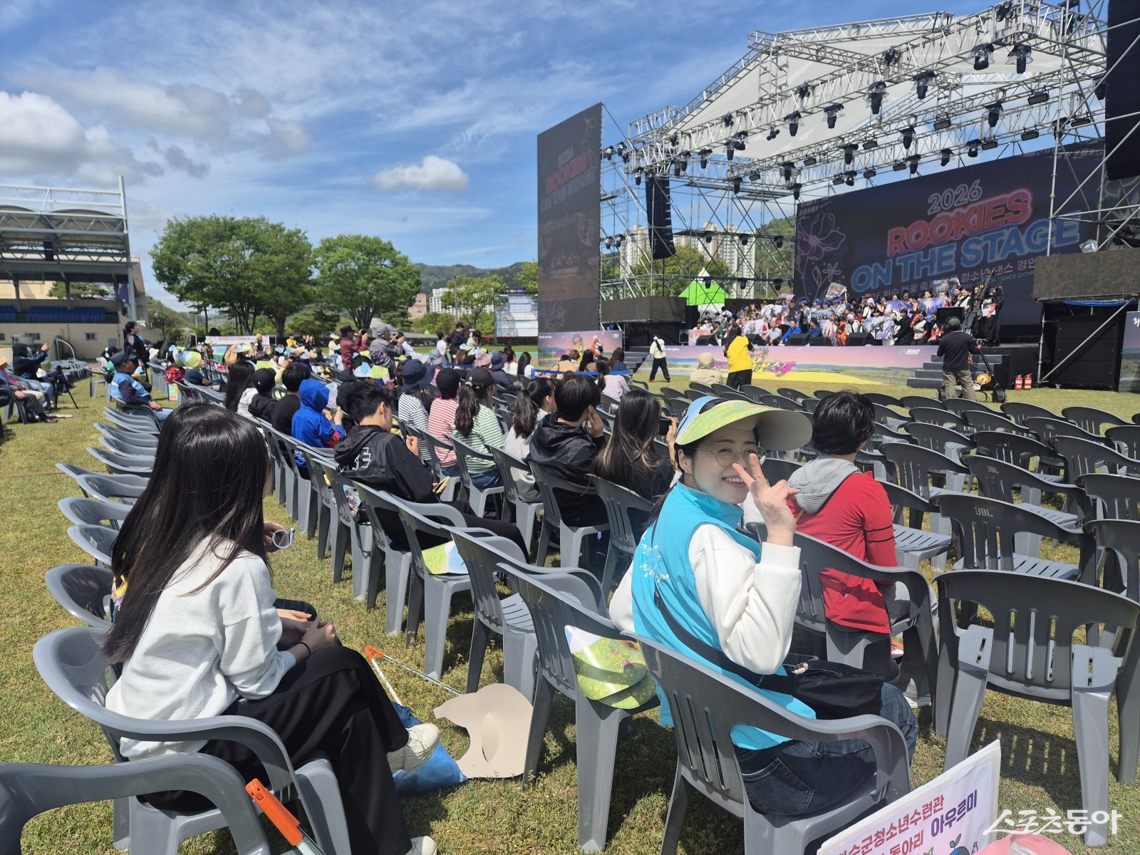 화순군은 청소년수련관 청소년방과후아카데미 ‘DO드림’이 지난 18일 화순 봄꽃 축제와 연계해 전국 청소년 댄스 경연대회를 관람하고, ‘꽃강길 지킴이’ 환경캠페인 토요체험 활동을 운영했다고 밝혔다. 사진제공 I 화순군