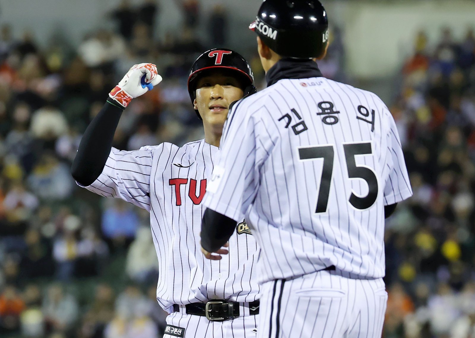 LG 송찬의가(왼쪽) 21일 잠실구장서 열린 2026 KBO리그 한화전 4회말 1사 2·3루 찬스에서 2타점 적시타를 때린 뒤 세리머니를 하고 있다. 잠실｜뉴시스