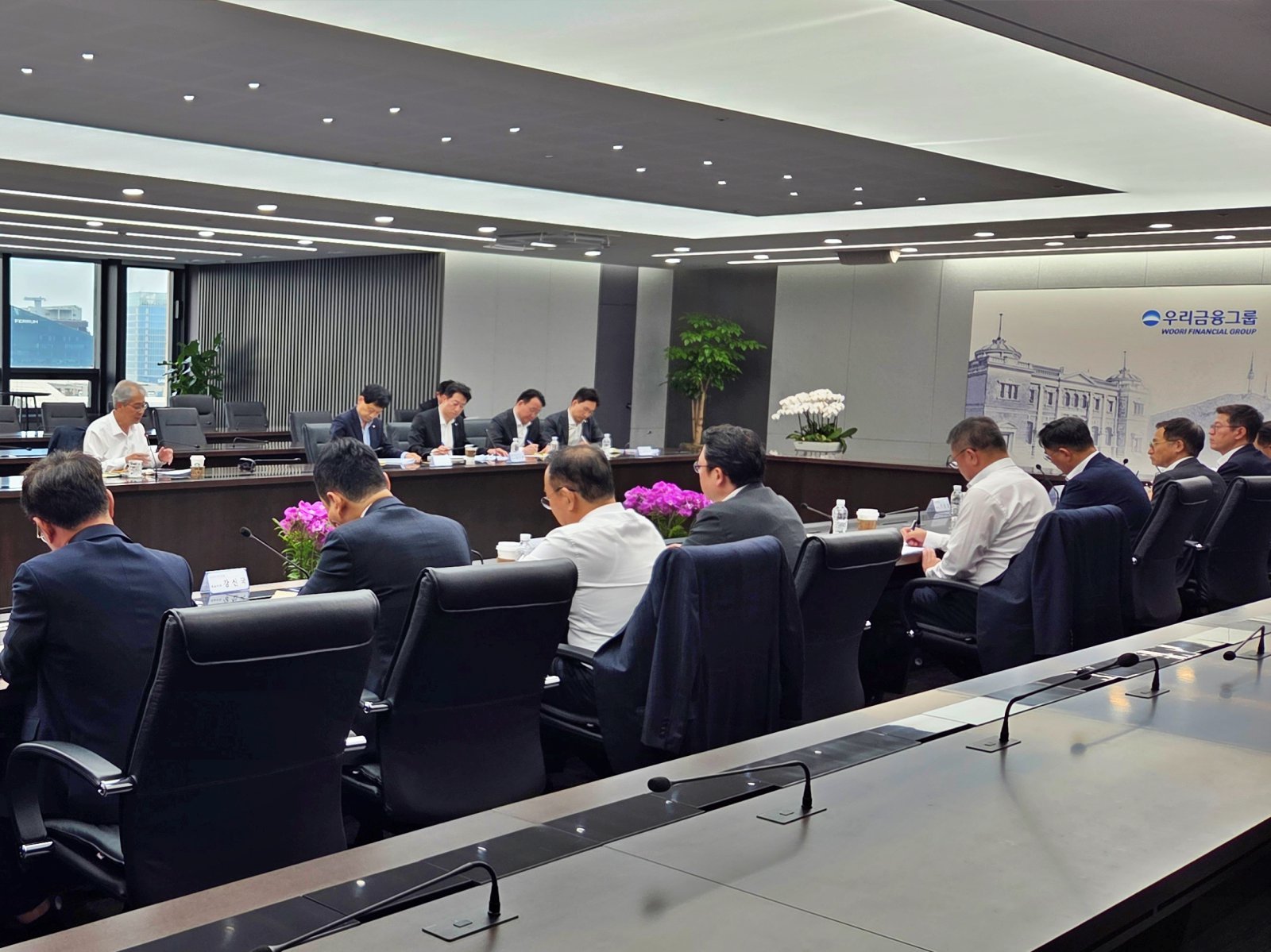 ‘4월 첨단전략산업금융협의회’를 주재하고 있는 임종룡 우리금융 회장(뒷줄 맨 왼쪽). 사진제공｜우리금융