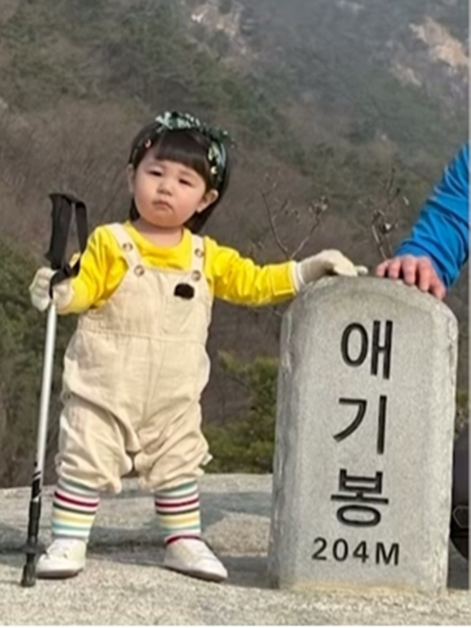 하루, 키만한 애기봉 정상석에 손 ‘척’…등산객 포즈 귀여워 (슈돌)