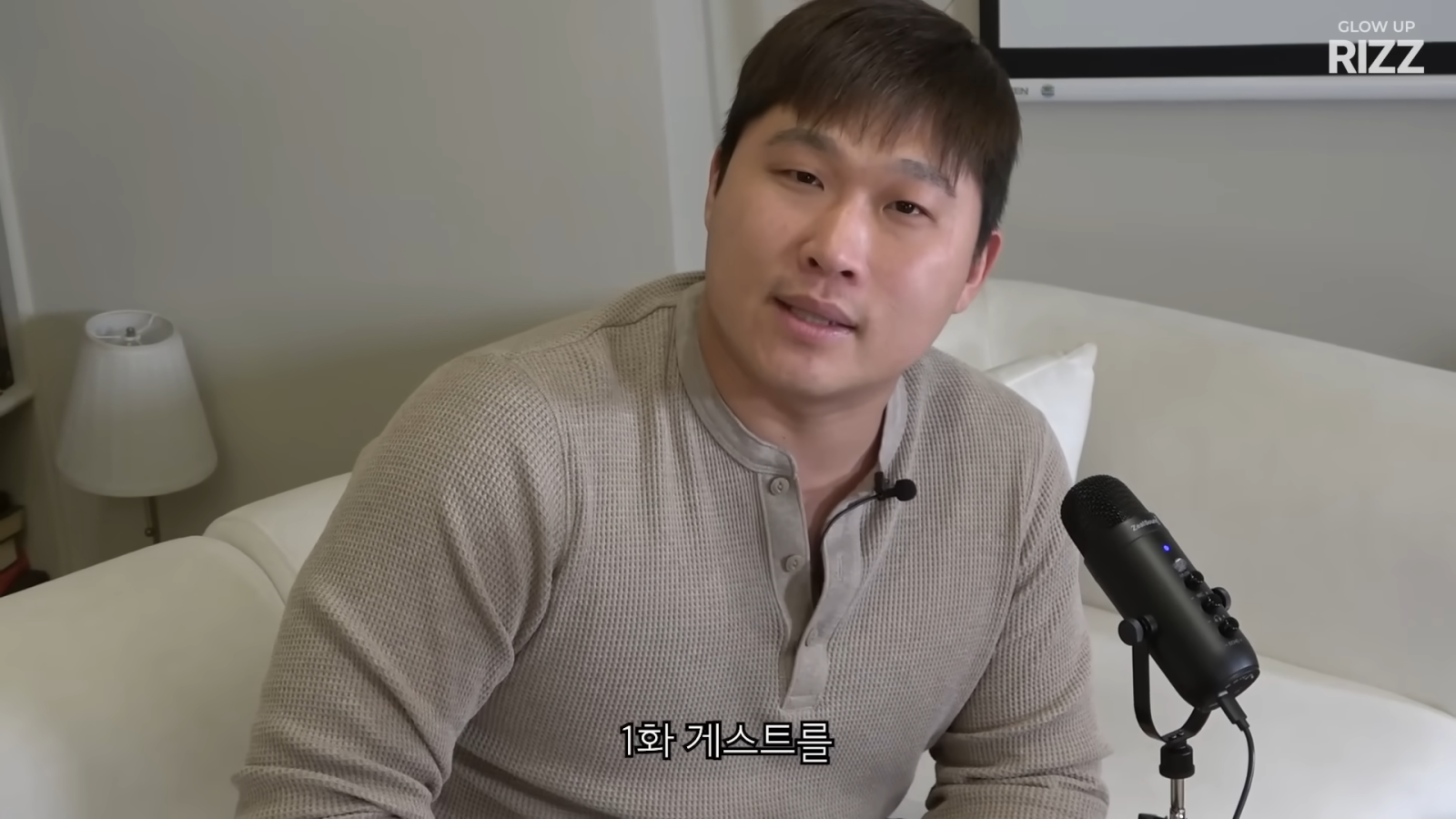 와플티는 스윙스가 그의 유튜브 내 또 다른 영상에도 착용하고 나온 ‘찐 일상템’이란 사실이 알려지며 더욱 큰 주목을 끌었다. 사진캡처 | 유튜브 ‘에겐남 스윙스’