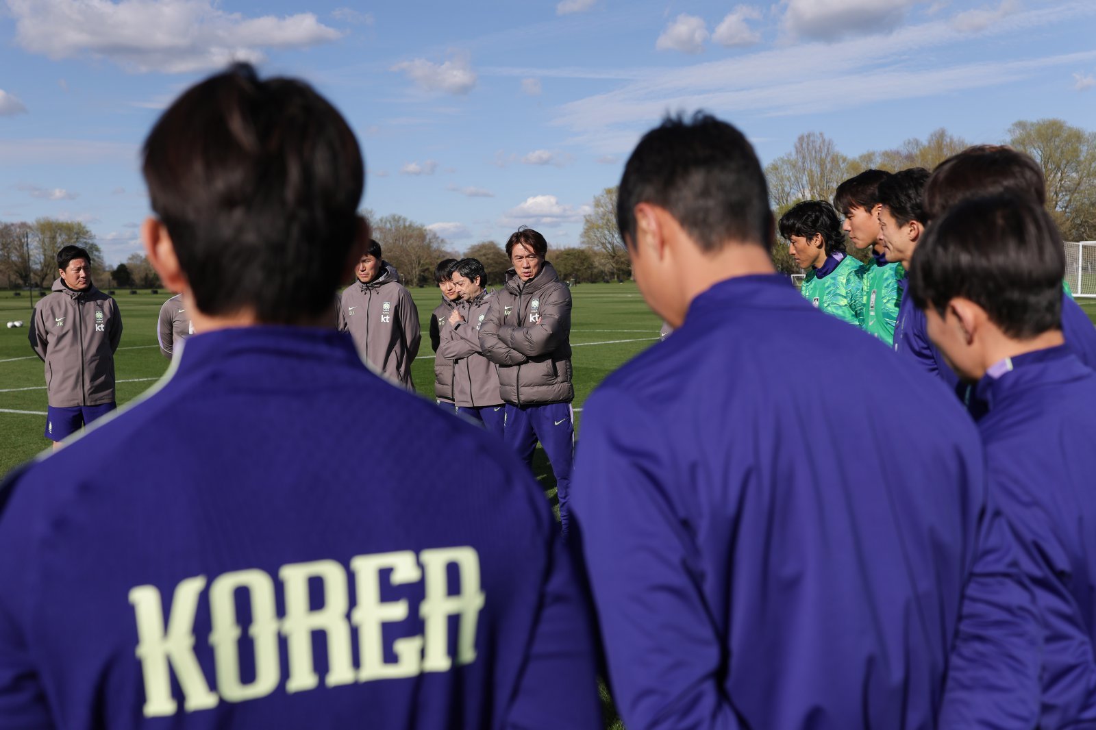 홍명보 축구국가대표팀 감독(가운데)이 지난달 27일(한국시간) MK돈스 훈련장서 선수들에게 말하고 있다. 사진제공｜대한축구협회