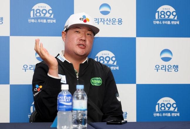 임성재가 우리금융 챔피언십 개막을 하루 앞둔 22일 기자회견에서 밝은 표정으로 취재진의 질문에 답하고 있다. 사진제공  |  KPGA