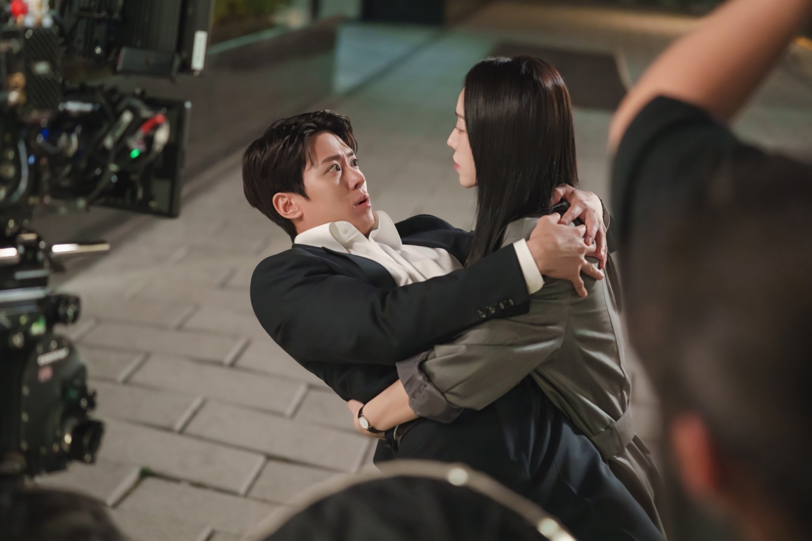 신혜선♥공명, B컷에서도 엉겨붙어…어머어머 (은밀한 감사)
