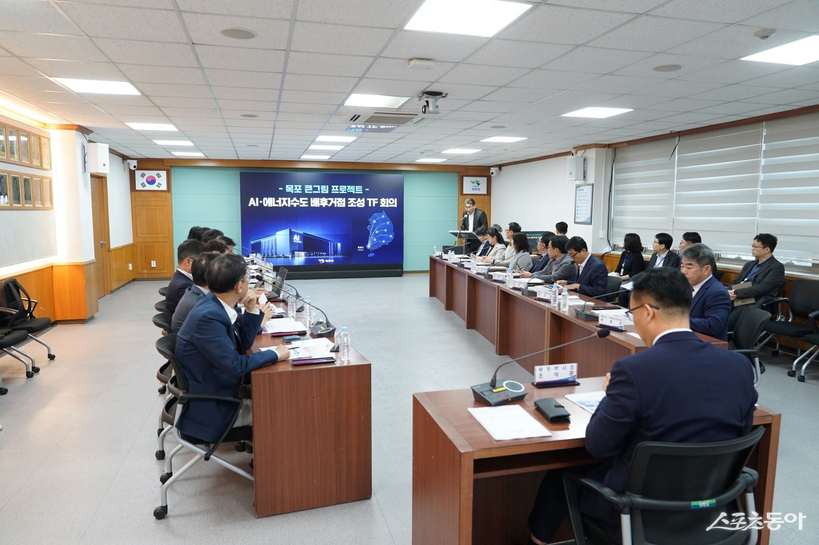 목포시는 지난 21일 목포의 미래를 준비하는 ‘큰그림 프로젝트’의 일환으로 추진 중인 ‘AI·에너지수도 배후거점 조성 TF’ 회의를 개최했다. 사진제공=목포시