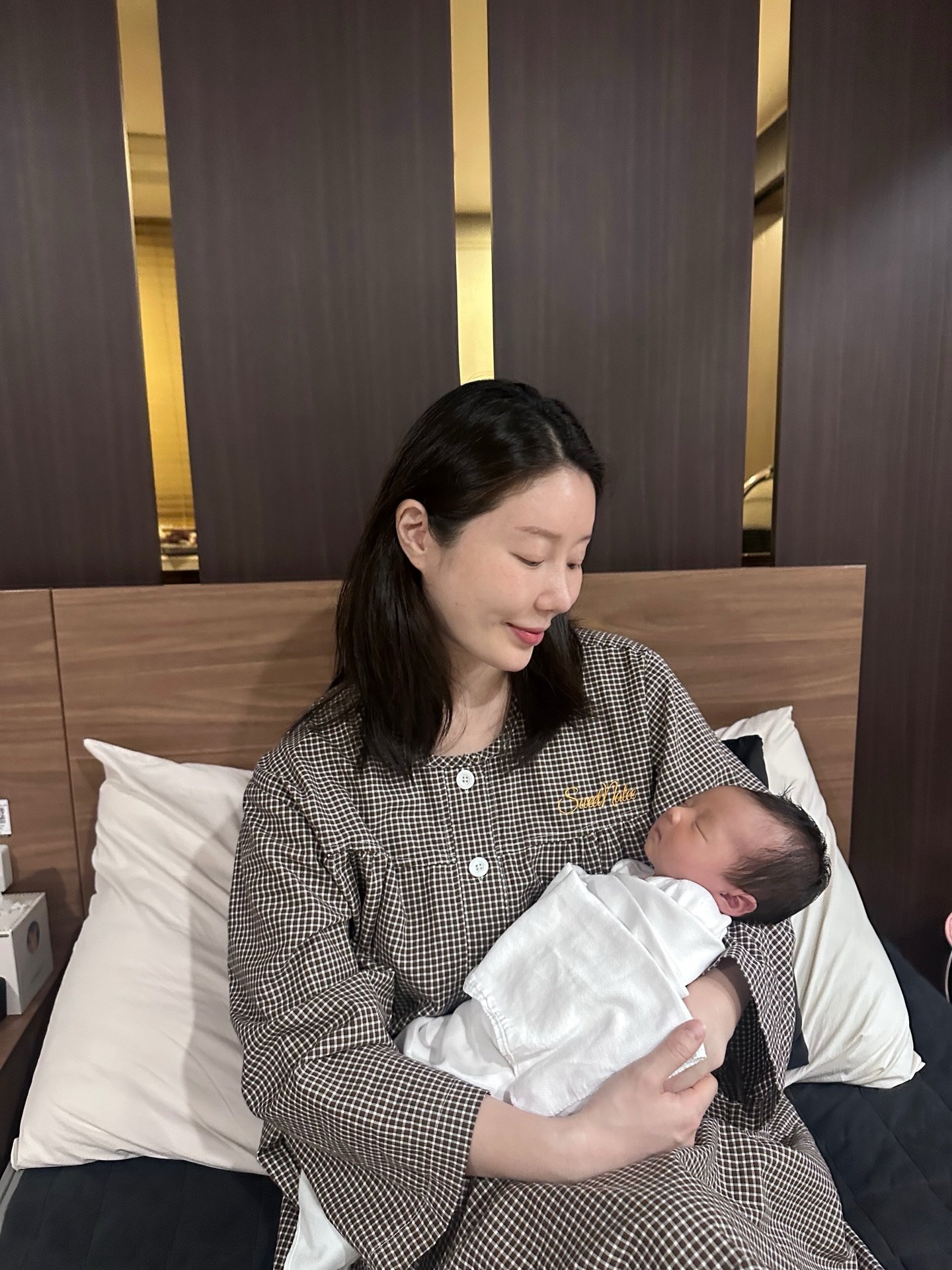나비, 둘째 딸 첫 공개…♥조성환 눈에서 꿀 ‘뚝뚝’ [SD셀픽]