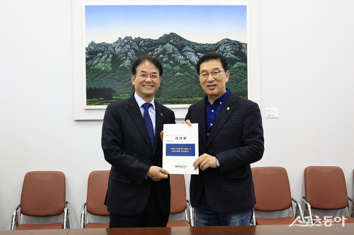 이동환 고양특례시장(윈쪽)이 ‘특례시 지원 특별법’제정 건의문 전달하고 있다. 사진제공ㅣ고양시