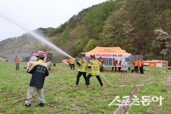 경북소방본부가 산불 대응능력 강화를 위해 다목적 산불진화차 방수 시연을 하고 있다. 사진제공 ㅣ 경북소방본부